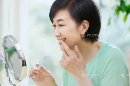 歯を鏡で見る女性