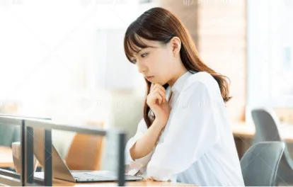 パソコンに向かう女性